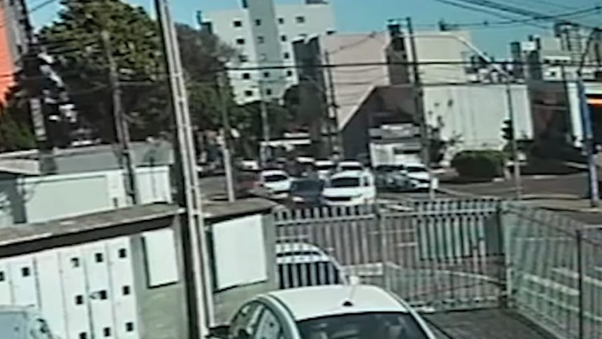 Na faixa do meio, motorista bate com carro ao realizar conversão à direita