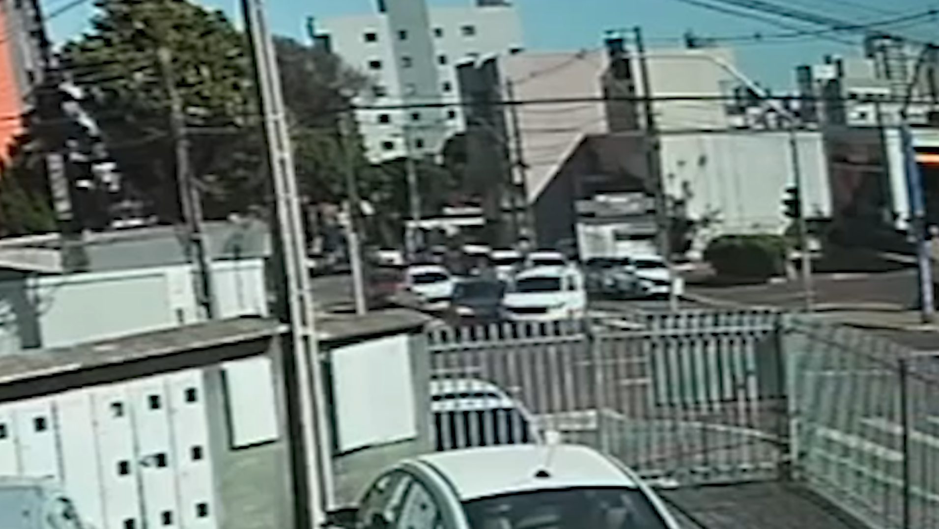 Na faixa do meio, motorista bate com carro ao realizar conversão à direita Imagem referente a Na faixa do meio, motorista bate com carro ao realizar conversão à direita