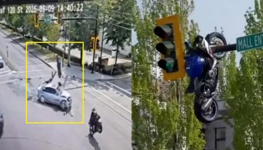Moto fica pendurada em semáforo após acidente impressionante; Veja vídeo Imagem referente a Moto fica pendurada em semáforo após acidente impressionante; Veja vídeo