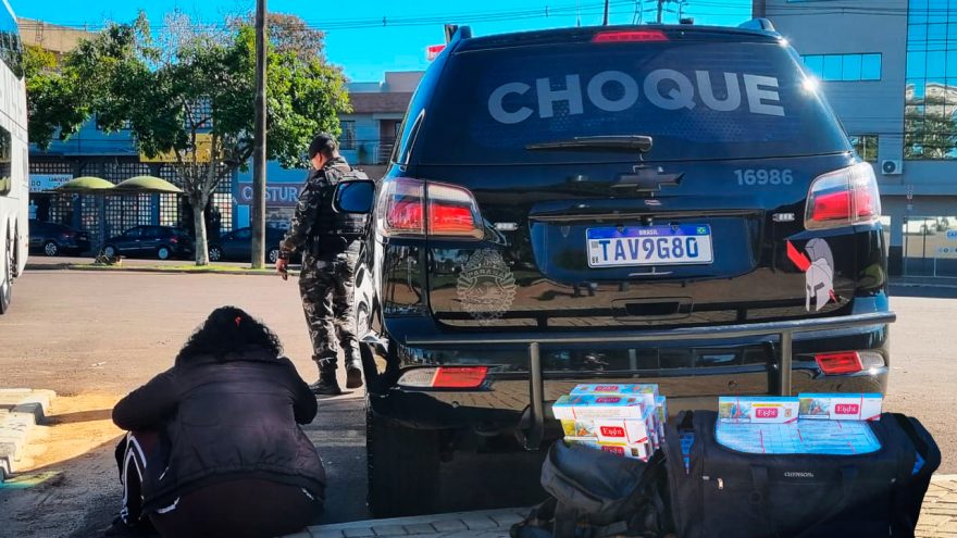 CHOQUE apreende carga de cigarros contrabandeados em ônibus de linha na Rodoviária de Cascavel
