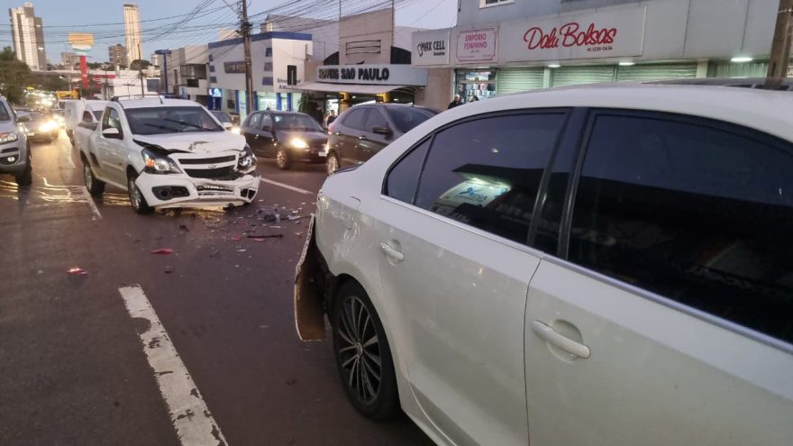 Acidente entre dois carros causa lentidão no trânsito da Rua São Paulo