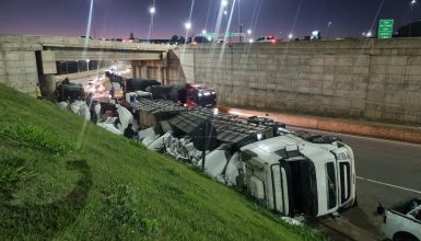 Imagem referente a Equipes iniciam retirada de carga após tombamento de caminhão no Trevo Cataratas