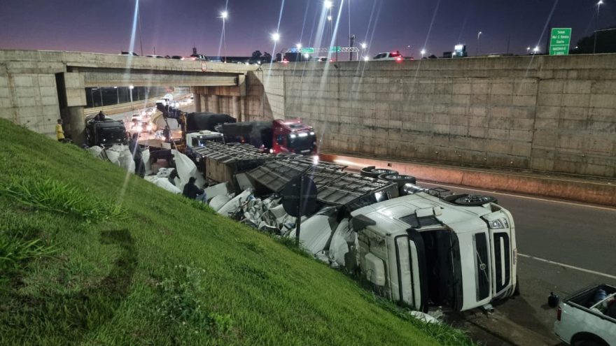 Equipes iniciam retirada de carga após tombamento de caminhão no Trevo Cataratas