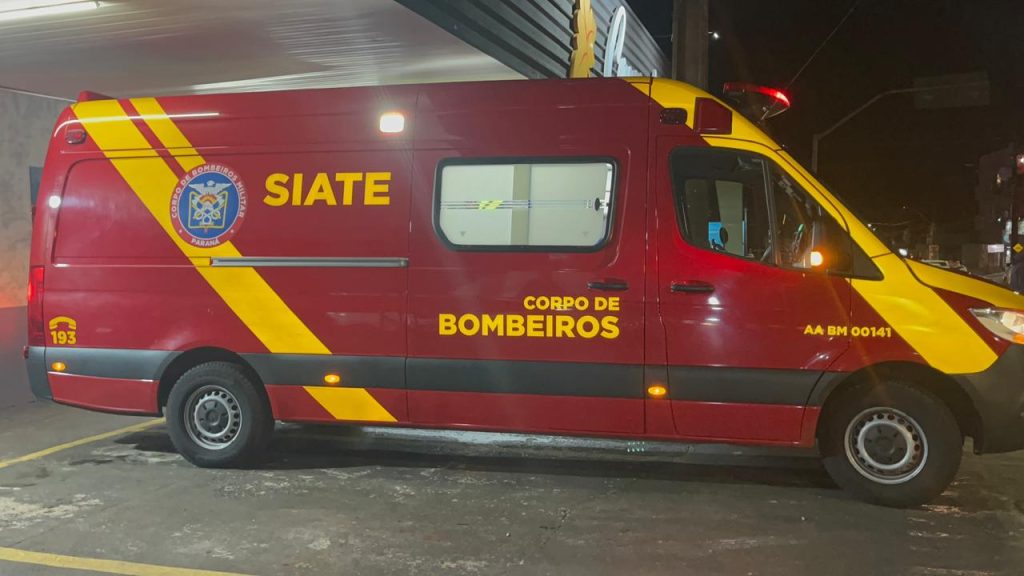 Colisão entre carro e motocicleta deixa mulher ferida no Bairro São Cristóvão