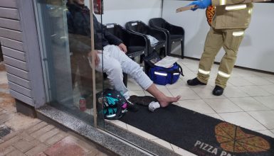 Imagem referente a Rapaz fica ferido após colisão entre motos na noite desta segunda-feira na Av. Carlos Gomes