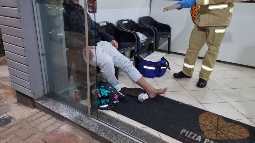 Rapaz fica ferido após colisão entre motos na noite desta segunda-feira na Av. Carlos Gomes