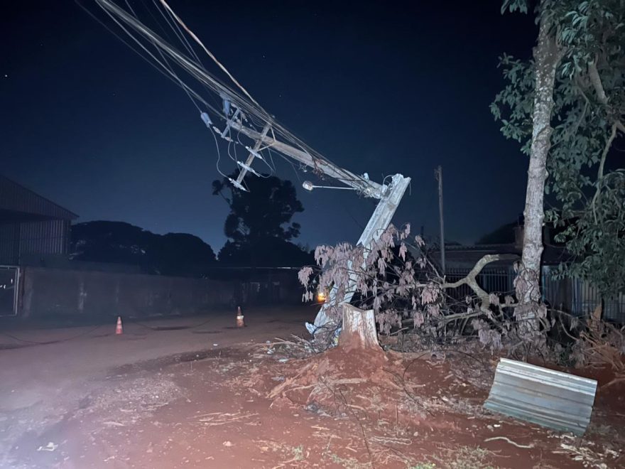 Moradores do Lago Azul cobram reparo após acidente deixar região sem energia em Cascavel