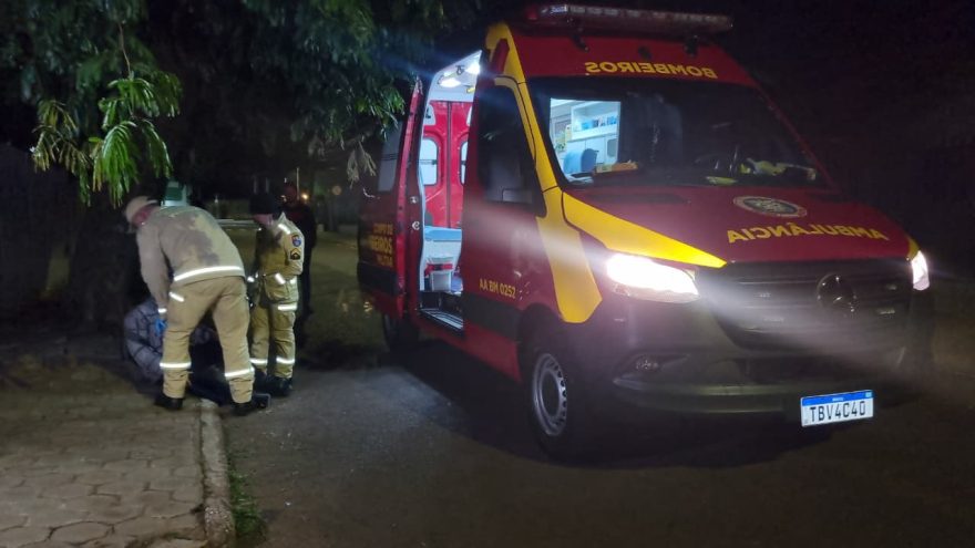 Ciclista fica ferido após ser atingido por carro no Bairro Parque Verde