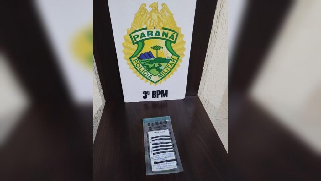 Polícia Militar apreende cocaína durante patrulhamento no Bairro Alvorada Polícia Militar apreende cocaína durante patrulhamento no Bairro Alvorada
