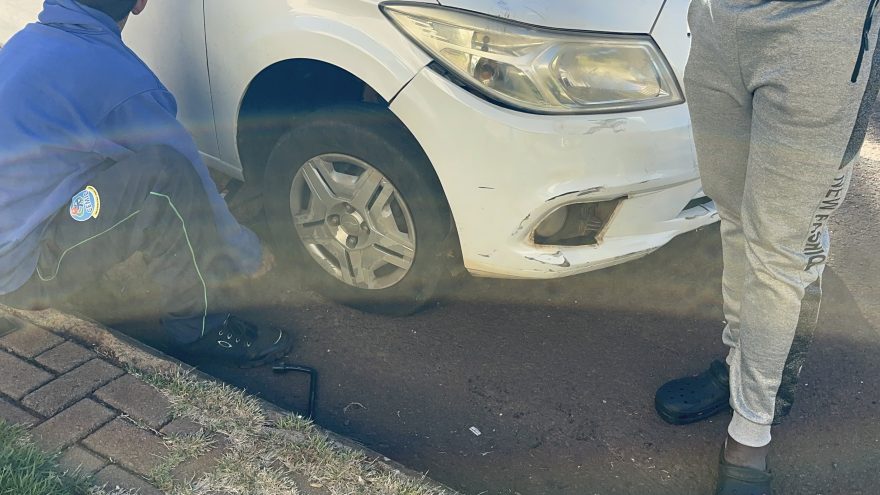 Carro e moto se envolvem em colisão no Riviera