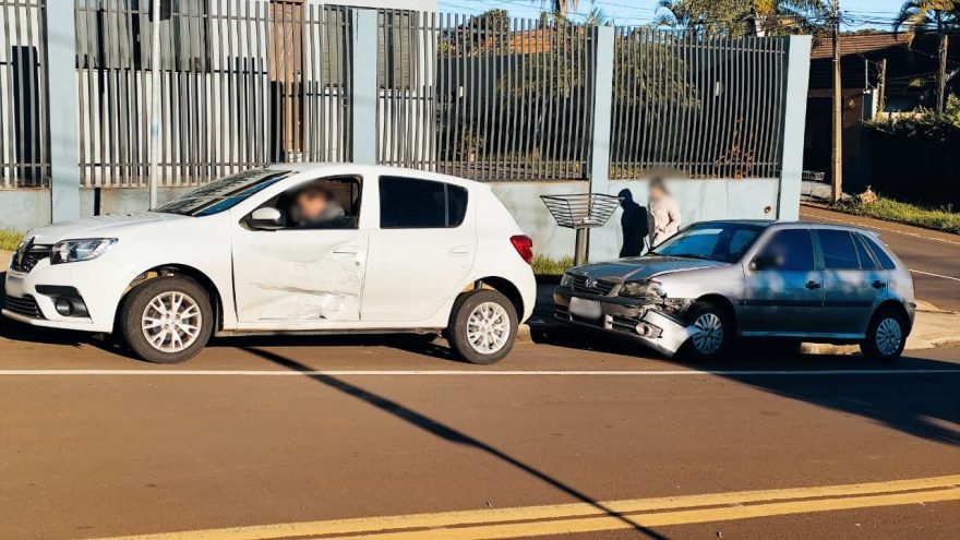 Gol e Sandero se envolvem em colisão na Rua Antonina