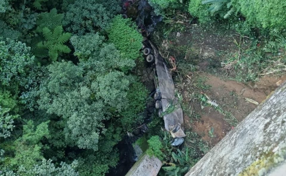 BR-277 segue interditada após caminhão despencar de viaduto na Serra do Mar; resgate é complexo