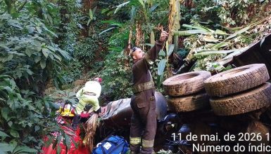PRF dá detalhes sobre resgate de vítima que morreu após caminhão despencar de penhasco na BR-277 Imagem referente a PRF dá detalhes sobre resgate de vítima que morreu após caminhão despencar de penhasco na BR-277