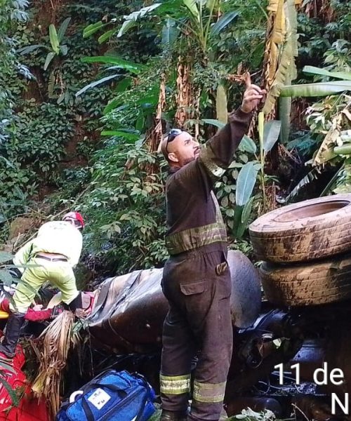 Imagem referente a PRF dá detalhes sobre resgate de vítima que morreu após caminhão despencar de penhasco na BR-277