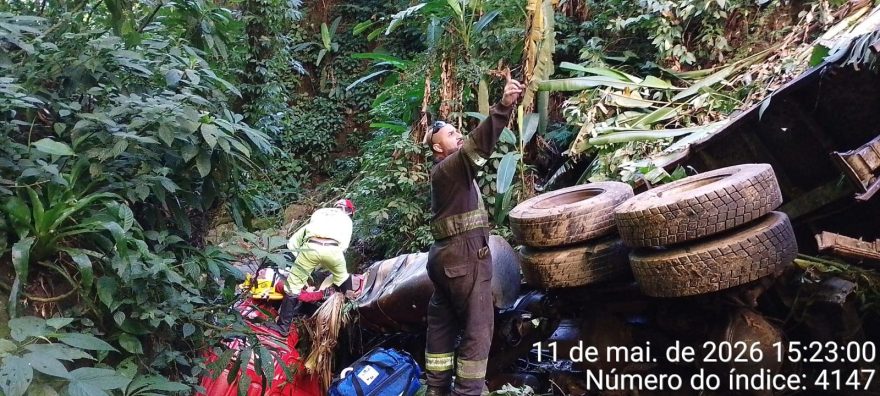 PRF dá detalhes sobre resgate de vítima que morreu após caminhão despencar de penhasco na BR-277
