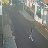 Imagem referente a Vídeo mostra vítima correndo atrás de ladrão após ter moto furtada