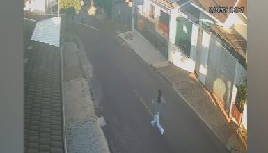 Vídeo mostra vítima correndo atrás de ladrão após ter moto furtada Imagem referente a Vídeo mostra vítima correndo atrás de ladrão após ter moto furtada