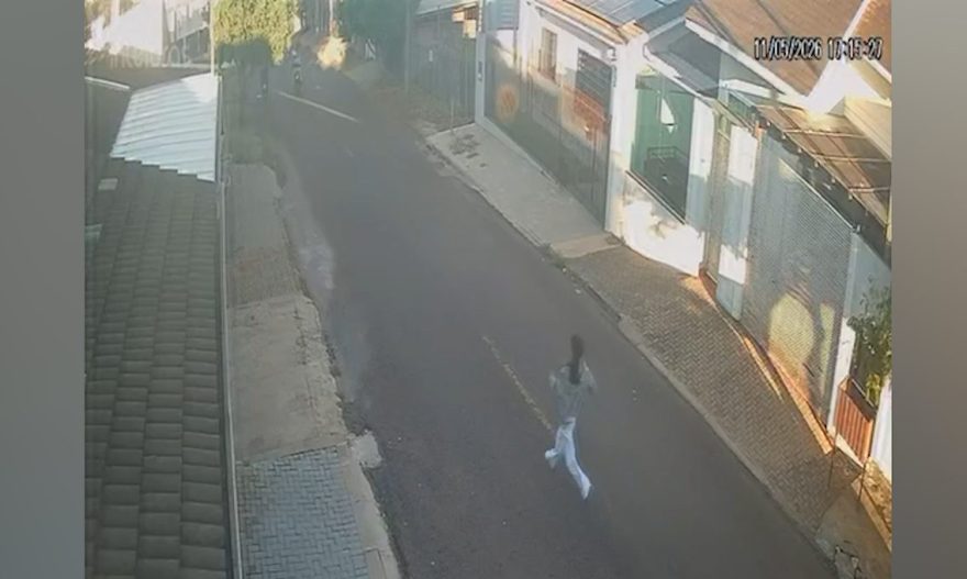 Vídeo mostra vítima correndo atrás de ladrão após ter moto furtada