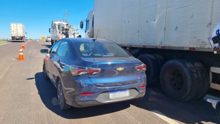 Carro e caminhão se envolvem em acidente no mesmo local onde caminhão e utilitário bateram