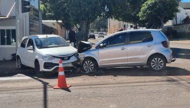 Etios e Fox se envolvem em acidente no bairro Neva em Cascavel Imagem referente a Etios e Fox se envolvem em acidente no bairro Neva em Cascavel