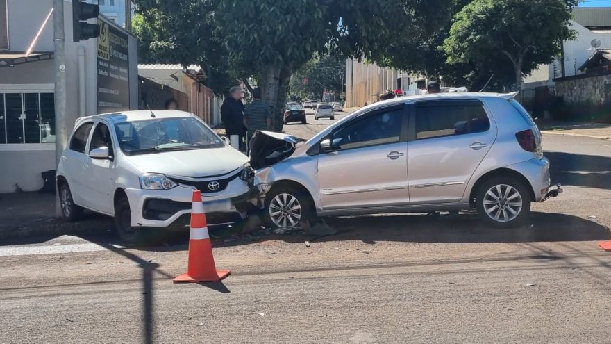 Etios e Fox se envolvem em acidente no bairro Neva em Cascavel