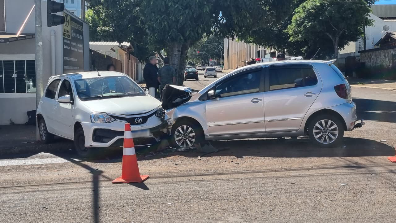 Etios e Fox se envolvem em acidente no bairro Neva em Cascavel Etios e Fox se envolvem em acidente no bairro Neva em Cascavel