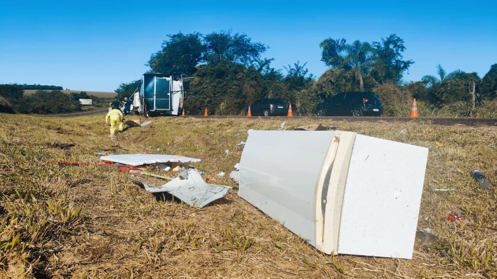 Trailer de lanches tomba na BR-163, em Cascavel