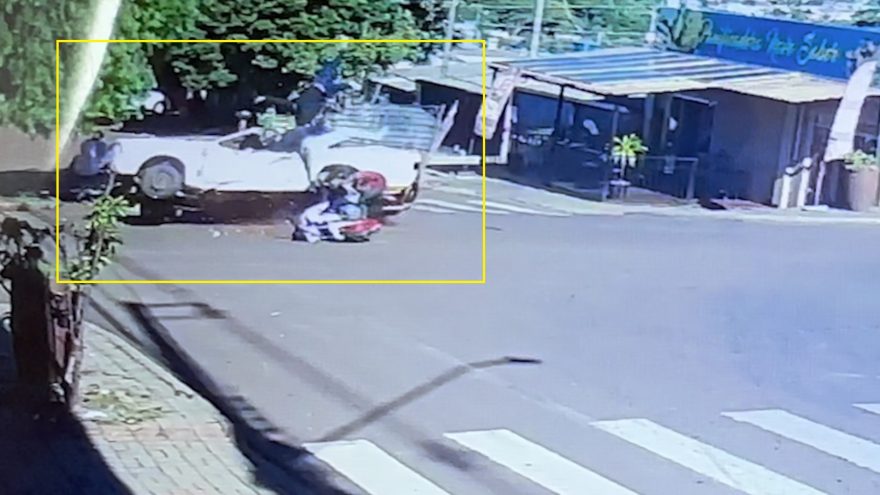 Veja como ocorreu violento acidente entre Corcel e motocicleta em Cascavel