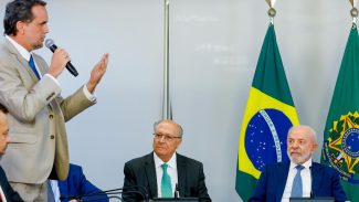 Lula assina MP e zera 