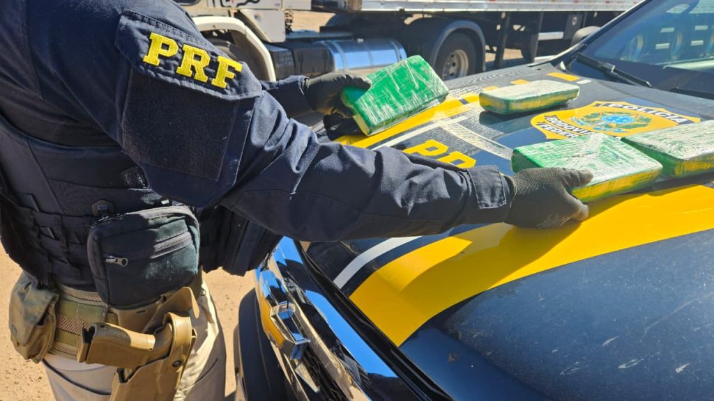 PRF prende caminhoneiro com mais de 4 kg de cocaína após tentativa de jogar droga pela janela em Cascavel