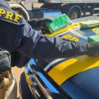 Imagem referente a PRF prende caminhoneiro com mais de 4 kg de cocaína após tentativa de jogar droga pela janela em Cascavel