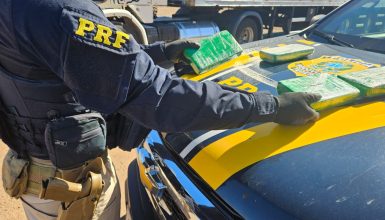 PRF prende caminhoneiro com mais de 4 kg de cocaína após tentativa de jogar droga pela janela em Cascavel Imagem referente a PRF prende caminhoneiro com mais de 4 kg de cocaína após tentativa de jogar droga pela janela em Cascavel