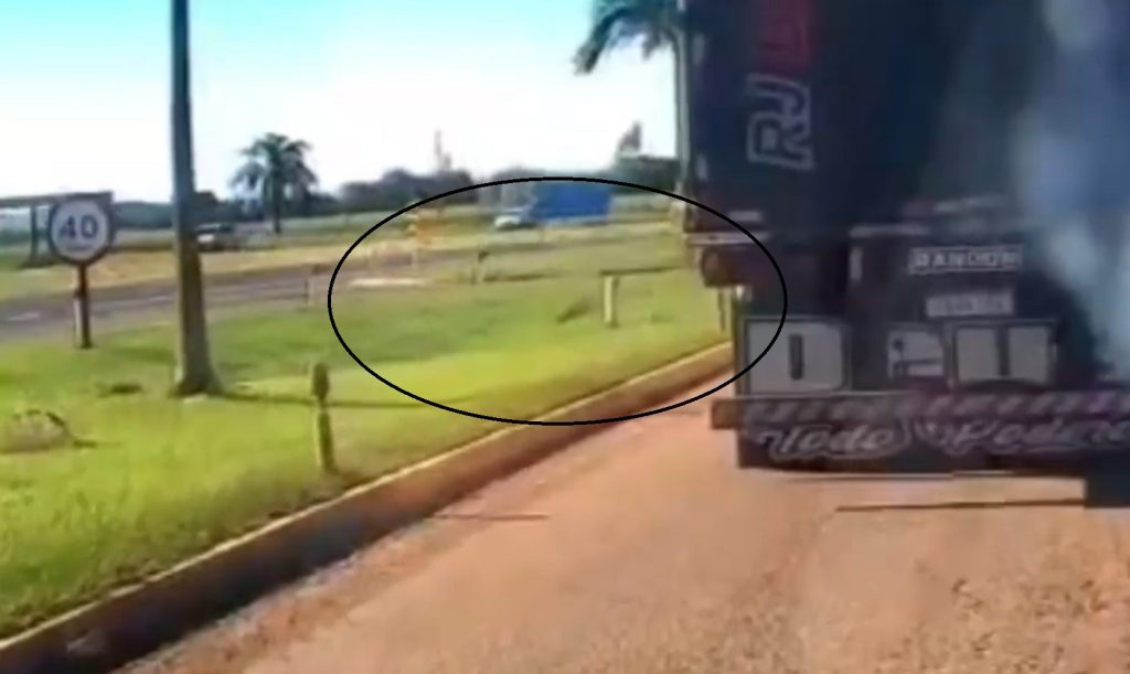 Câmera da PRF flagra caminhoneiro jogando cocaína pela janela durante abordagem em Cascavel
