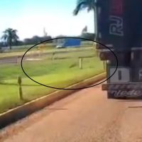 Câmera da PRF flagra caminhoneiro jogando cocaína pela janela durante abordagem em Cascavel Imagem referente a Câmera da PRF flagra caminhoneiro jogando cocaína pela janela durante abordagem em Cascavel