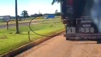 Câmera da PRF flagra caminhoneiro jogando cocaína pela janela durante abordagem em Cascavel