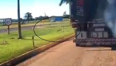 Câmera da PRF flagra caminhoneiro jogando cocaína pela janela durante abordagem em Cascavel Imagem referente a Câmera da PRF flagra caminhoneiro jogando cocaína pela janela durante abordagem em Cascavel