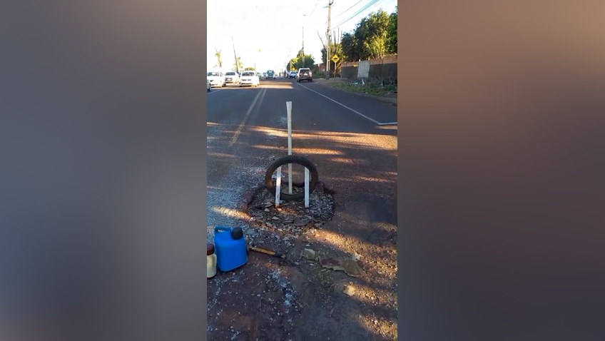 Moradores sinalizam buraco na Av. das Pombas e cobram melhorias
