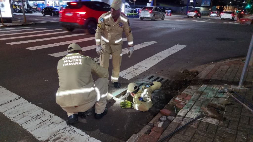 Chave de carro cai em bueiro e mobiliza Corpo de Bombeiros no centro de Cascavel