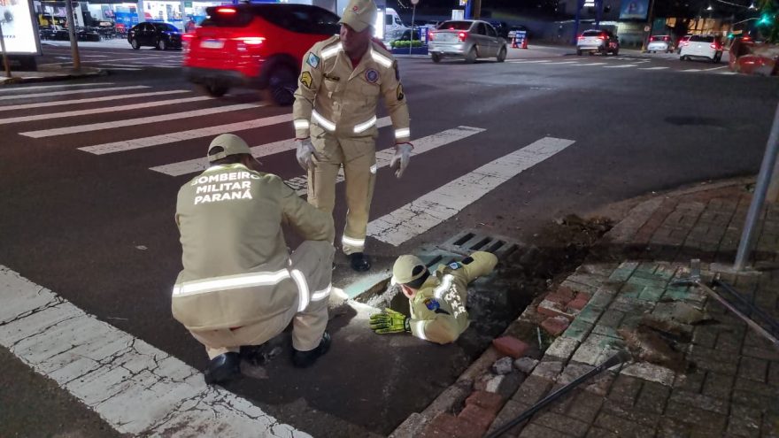 Chave de carro cai em bueiro e mobiliza Corpo de Bombeiros no centro de Cascavel