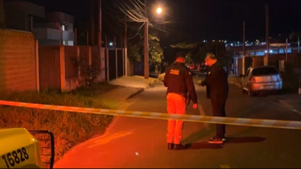 Assaltantes tentam roubar policial em Foz do Iguaçu; um morre e outro foge com moto no Jardim Ipê