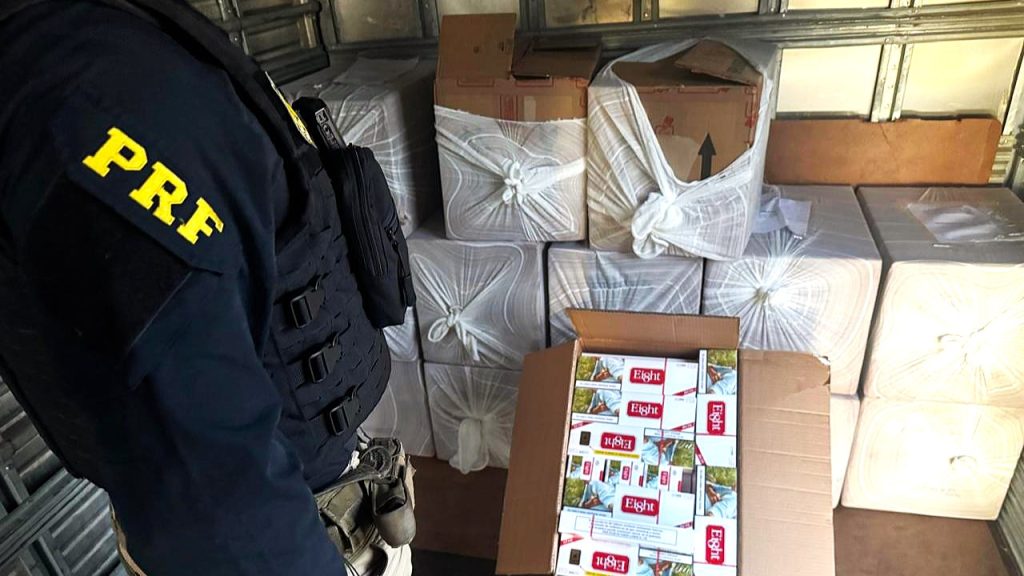 PRF apreende sete mil maços de cigarros contrabandeados na BR-487 PRF apreende sete mil maços de cigarros contrabandeados na BR-487