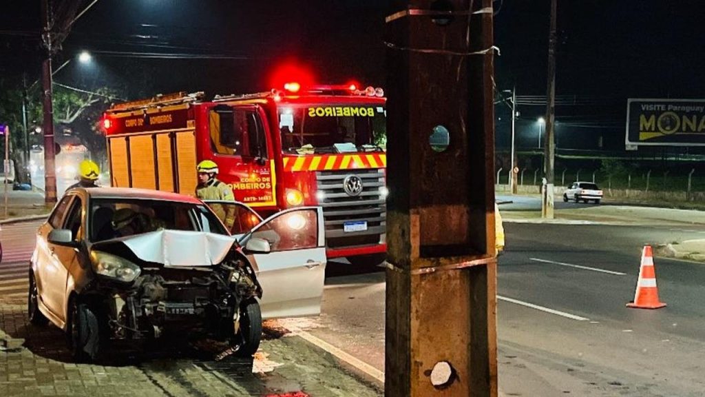 Carro bate violentamente contra poste e deixa mulher em estado grave Carro bate violentamente contra poste e deixa mulher em estado grave
