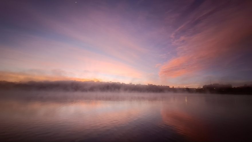 Neblina toma conta do Lago Municipal de Cascavel durante amanhecer gelado