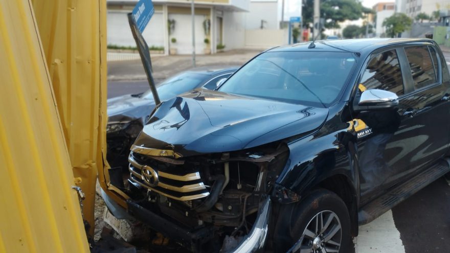 Hilux e Civic batem no Centro de Cascavel e atingem tapume metálico após impacto