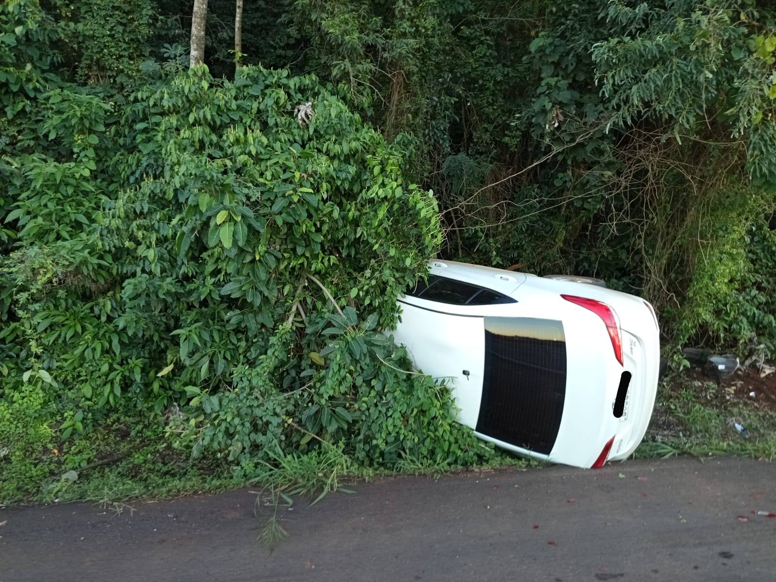 Carro tomba na BR-163 em Capitão Leônidas Marques, mas ocupantes saem ilesos Carro tomba na BR-163 em Capitão Leônidas Marques, mas ocupantes saem ilesos