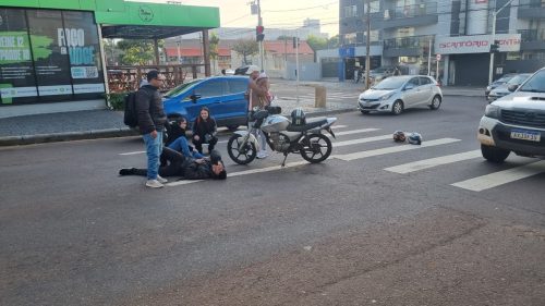 Motociclistas ficam feridos em acidente na Rua São Paulo, no Centro Imagem referente a Motociclistas ficam feridos em acidente na Rua São Paulo, no Centro