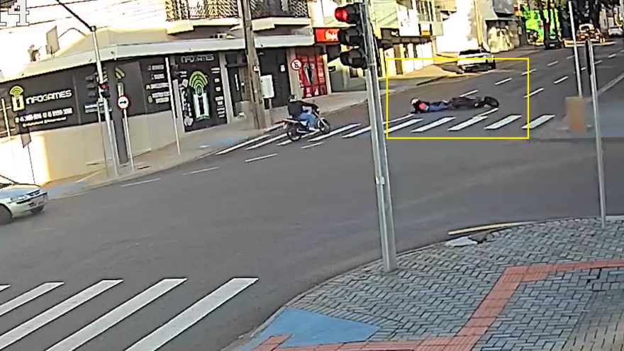 Veja como ocorreu acidente de motocicleta que deixou homem e mulher feridos no Centro