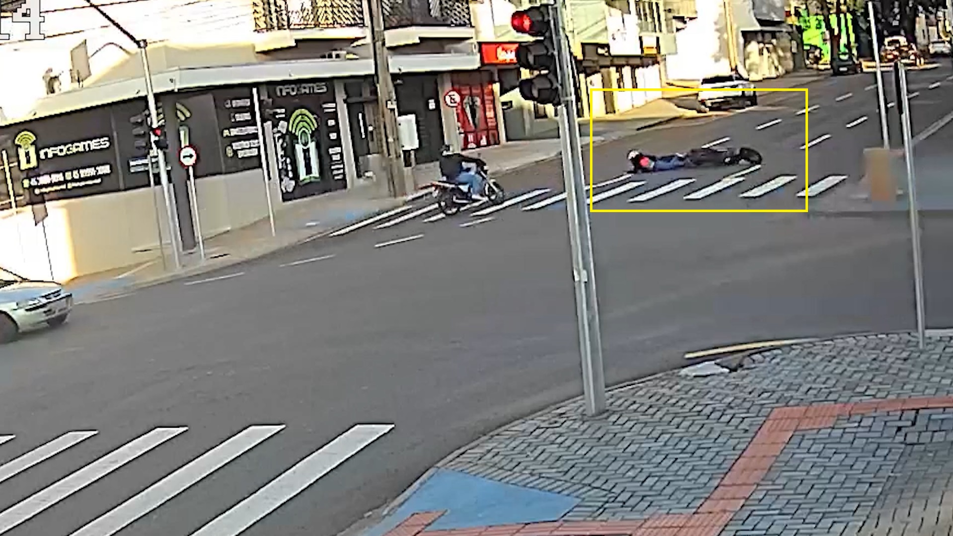 Veja como ocorreu acidente de motocicleta que deixou homem e mulher feridos no Centro Veja como ocorreu acidente de motocicleta que deixou homem e mulher feridos no Centro