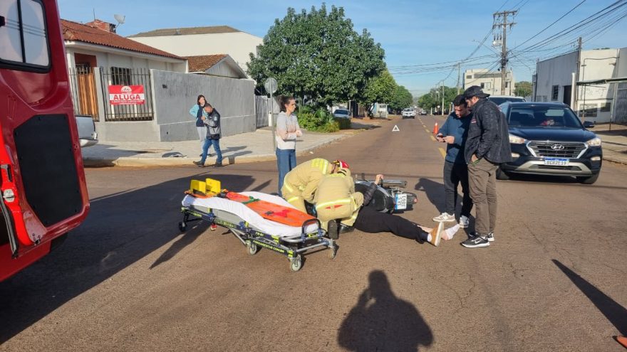 Mulher fica ferida após colisão no cruzamento das Ruas Souza Naves e Quintino Bocaiúva 