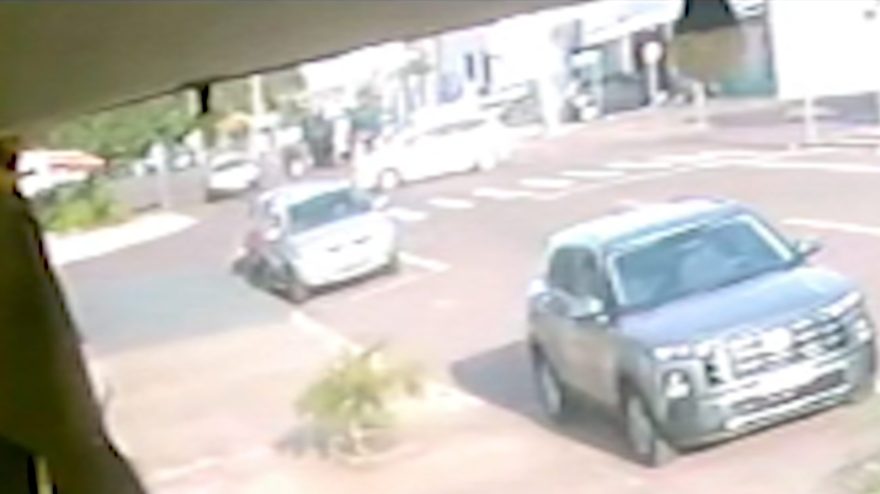 Vídeo mostra colisão entre carro e moto no Bairro Parque São Paulo